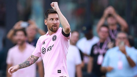 Messi 'dạo chơi' ở Mỹ bằng chân không thuận