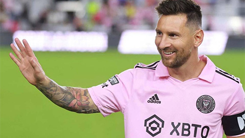 Con gái David Beckham ra sân cùng Messi