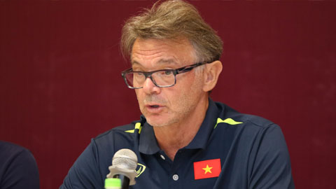 HLV Troussier: ‘Tôi đến Việt Nam để giúp cầu thủ vươn tầm khu vực ra thế giới’