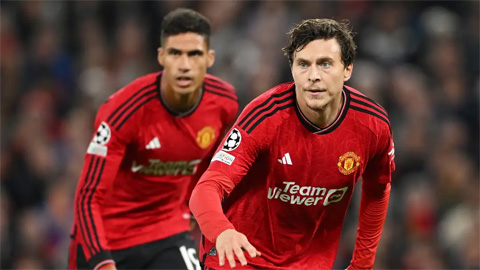 Scholes chỉ trích hàng thủ MU, mắng Varane quá chậm chạp