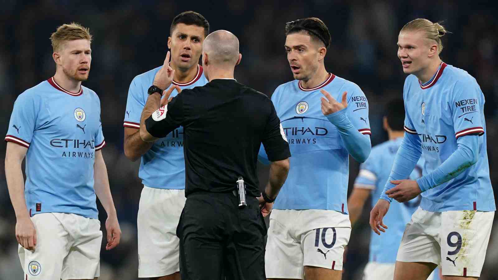 Man City thua thêm trận nữa càng tốt!?