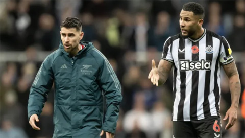 Jorginho từ chối bắt tay cầu thủ Newcastle