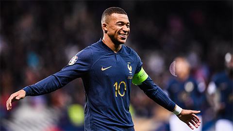 Mbappe lập hat-trick bàn thắng lẫn kiến tạo, chạm mốc 300 bàn trước tuổi 25