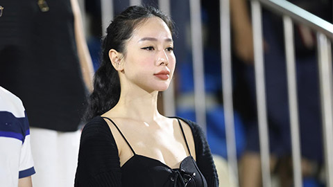 Cận cảnh nhan sắc bạn gái ‘siêu vòng 3’ khiến trung vệ Việt kiều Schmidt mê mệt