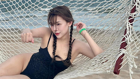 Bạn gái hơn tuổi Phan Tuấn Tài diện bikini khoét hông cao, khoe body 'cực cháy'