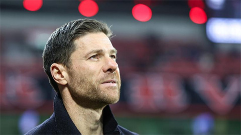 HLV Xabi Alonso bị buộc phá nhà