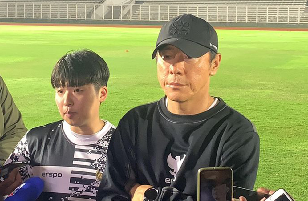 HLV Shin Tae-young bạt tai cầu thủ Indonesia