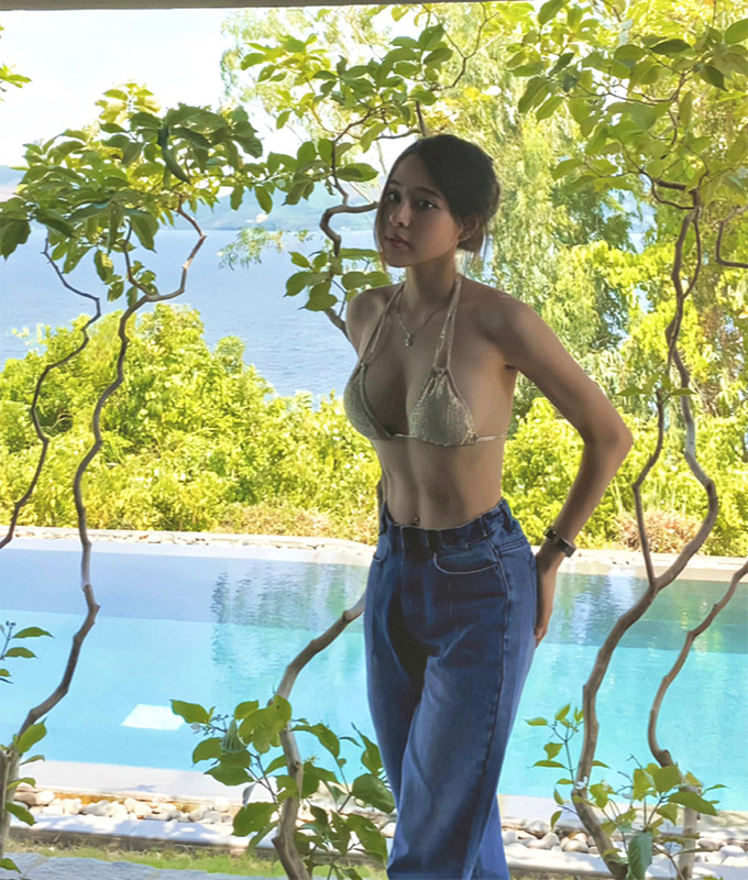 Bạn gái  hơn tuổi của Văn Thanh ‘đốt mắt’ với bikini mỏng manh