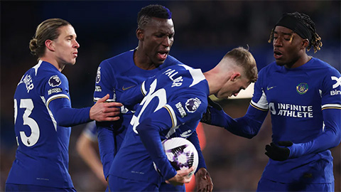Các cầu thủ Chelsea tranh nhau đá penalty như trẻ con