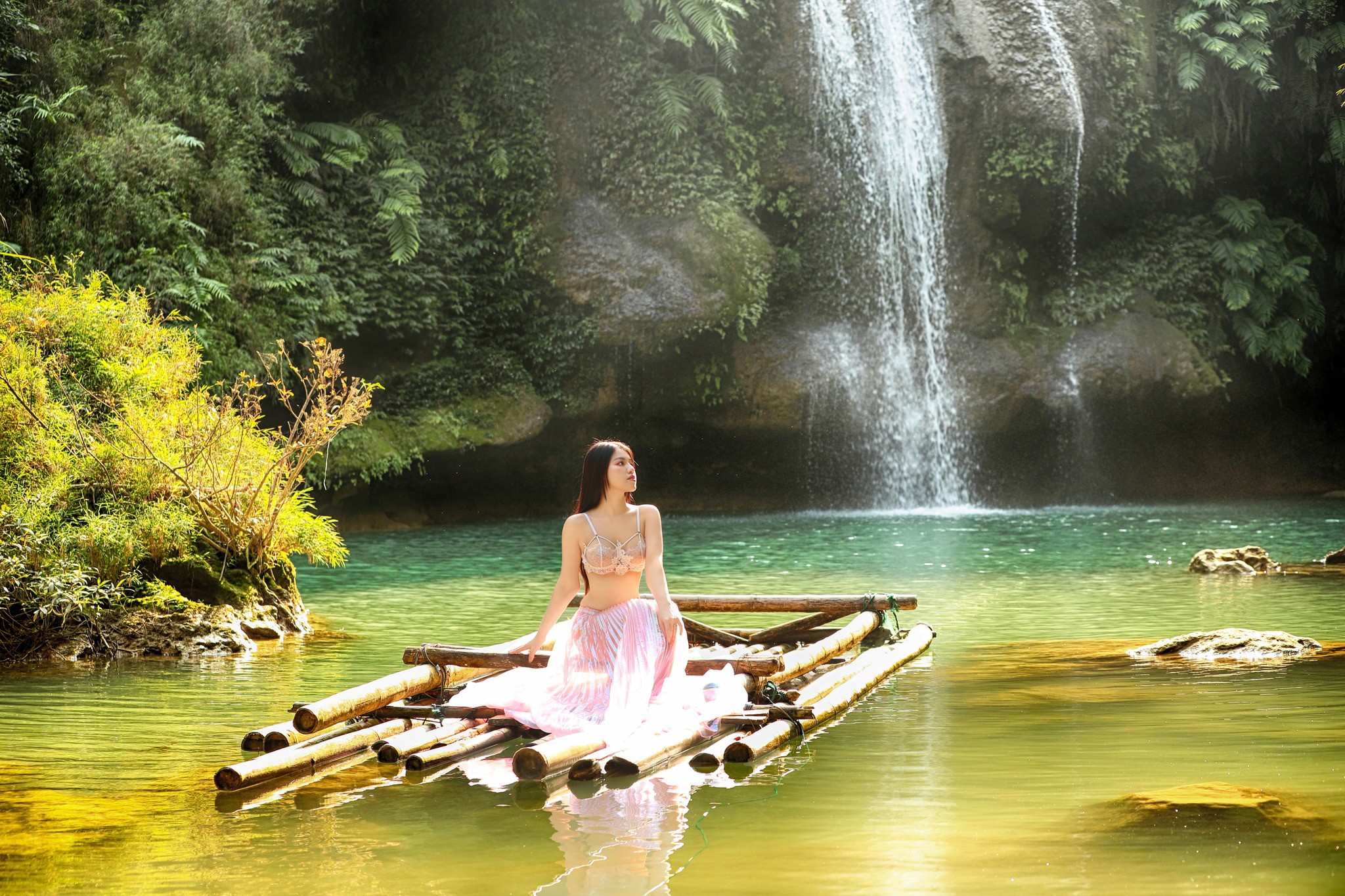 Mỹ nữ diện đồ mỏng như sương, khoe dáng tuyệt đẹp ở thác Nàng Tiên gây 'sốt' MXH