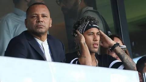 Cha Neymar đòi 'gái làng chơi' để đưa con trai sang Barca