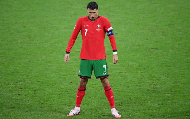 Cristiano Ronaldo, giờ thì anh sút để làm gì?