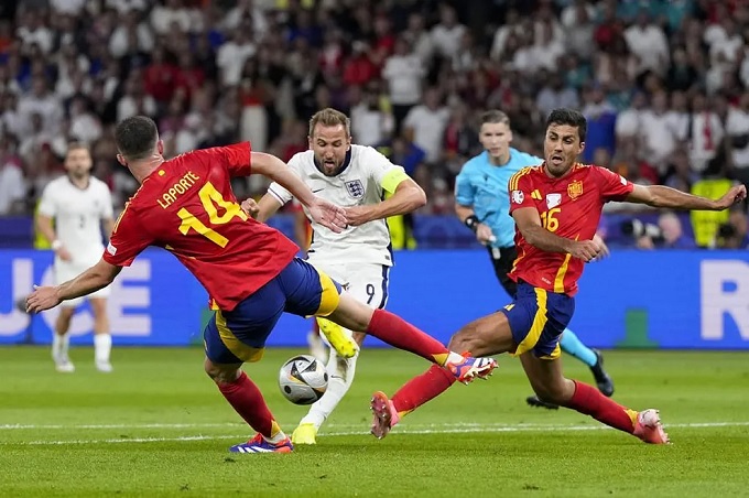 Vì sao Tây Ban Nha quyết định rút Rodri sau hiệp 1