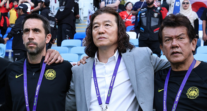 HLV Kim Pan Gon bất ngờ từ chức, Malaysia bổ nhiệm cựu HLV Barcelona B