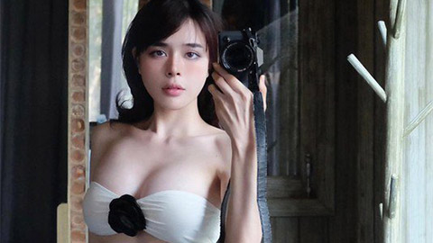 Bạn gái hơn tuổi của Văn Thanh diện bikini cực gợi cảm