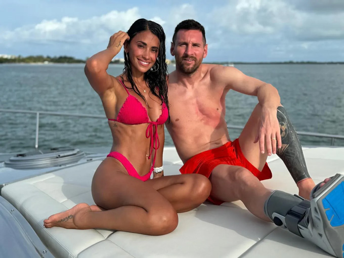 Lionel Messi vác vật thể lạ lên du thuyền