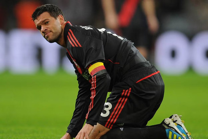 Thật không ngờ Michael Ballack lại dám tòm tem vợ bạn