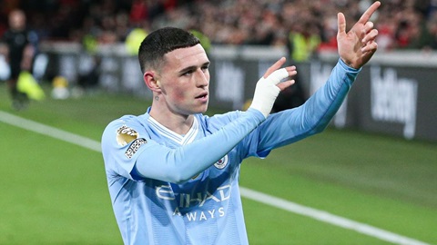 Phil Foden từng đá bóng ‘cắm mặt xuống đất’