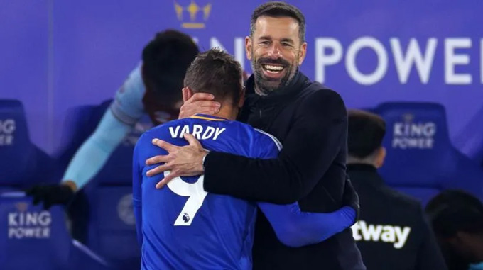 Đẳng cấp của Vardy thắp sáng triều đại Van Nistelrooy