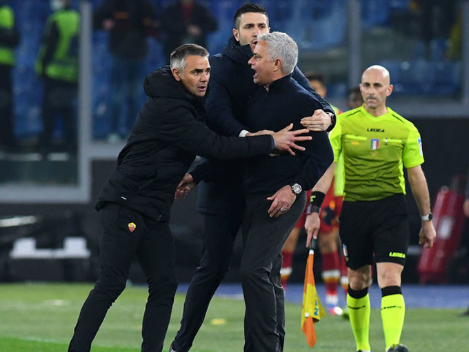 Mourinho nguy cơ bị sa thải lần thứ hai trong năm