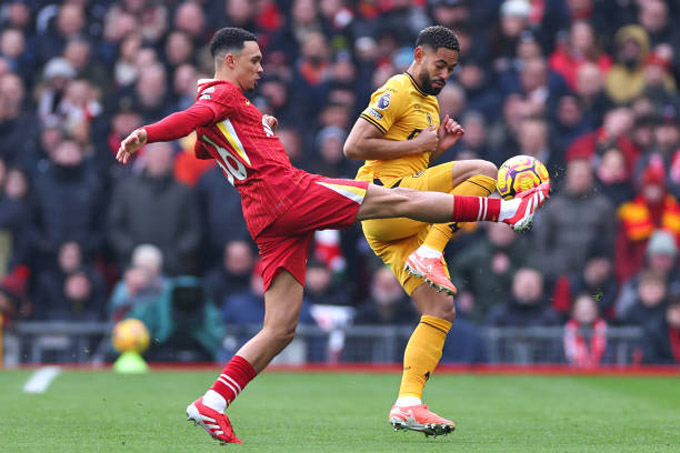 Alexander-Arnold phá kỷ lục của Gerrard