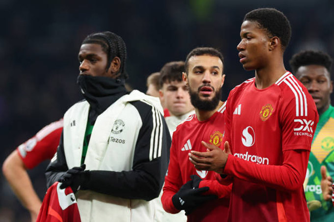 Neville chê bai đội hình MU dù đắt hơn Tottenham nhưng chơi quá tệ