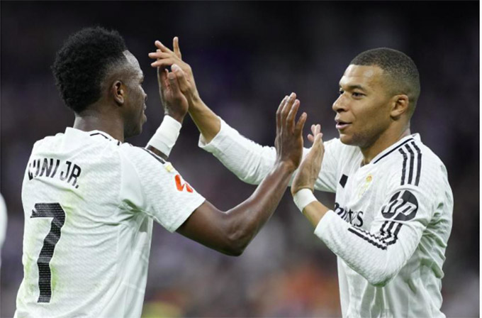 Vì sao Mbappe và Vinicius đua nhau 'nhảy hố vôi'?