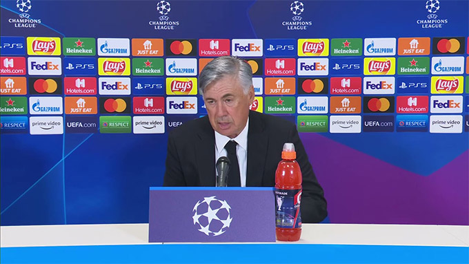 Ancelotti và Simeone phản ứng trái chiều sau cú trượt chân của Alvarez