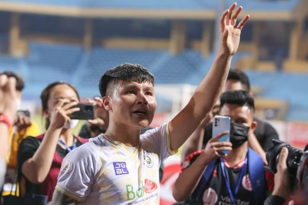 QUANG HẢI ĐƯỢC HÀ NỘI FC DỰNG TIFO TRÊN KHÁN ĐÀI