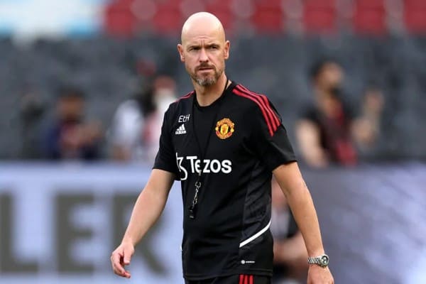 TEN HAG CẤM CẦU THỦ M.U DÙNG ĐIỆN THOẠI VÀO GIỜ ĂN