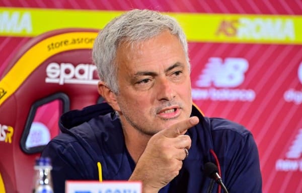 BÁO CHÍ ITALIA ĐANG 'TẨY CHAY' MOURINHO