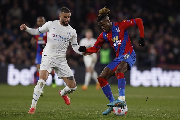 BỊ CRYSTAL PALACE CẦM HÒA ĐÁNG TIẾC, MAN CITY BỊ LIVERPOOL THU HẸP KHOẢNG CÁCH